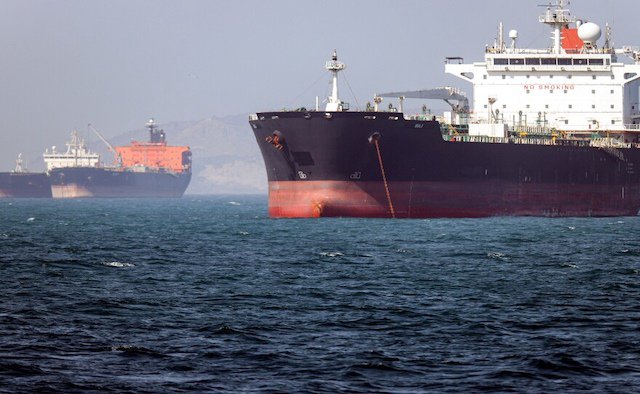 Giá dầu tăng nhẹ sau căng thẳng Iran - UAE, Mỹ tấn công tàu chở dầu