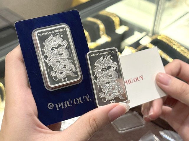 Giá bạc tăng sốc tối 11/5, vượt xa đà tăng của vàng