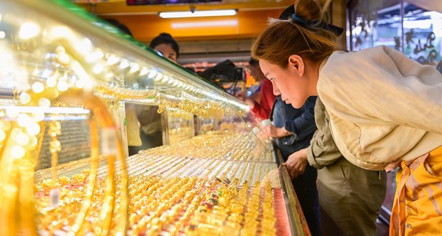 Cú quay xe ngoạn mục: Chênh lệch vàng SJC và thế giới bốc hơi một nửa, thị trường chính thức hạ nhiệt