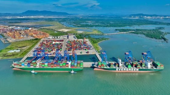 Giá xăng dầu neo cao, hàng không và logistics chịu áp lực lớn