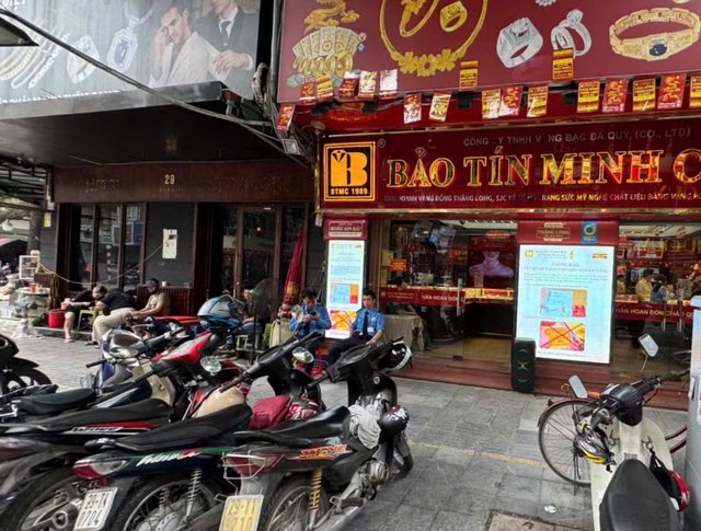 Phố vàng Trần Nhân Tông vắng khách dù giá vàng giảm sâu