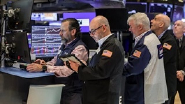 Dow Jones lập kỷ lục mới khi giá dầu hạ nhiệt