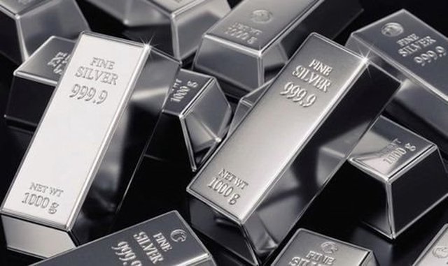 Áp lực đè nặng lên kim loại quý: Quỹ bạc lớn nhất thế giới tiếp tục "xả hàng"