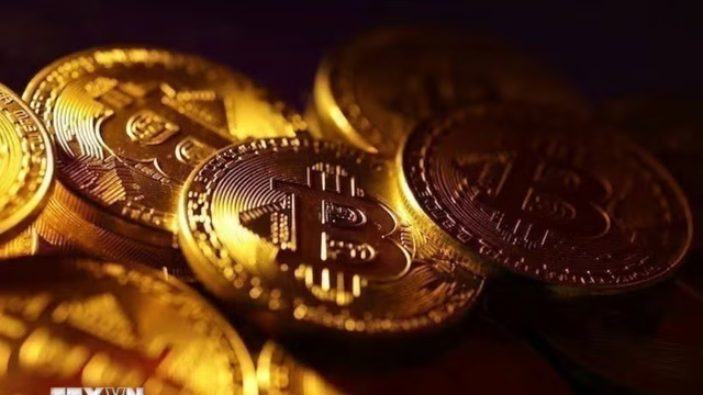 Bitcoin rơi tự do về 62.600 USD