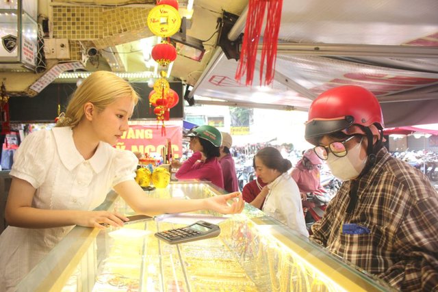 Giá vàng tăng phi mã trở lại, xuống tiền mua lúc này, hay tranh thủ thoát hàng?