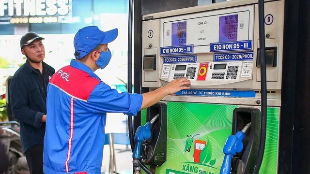 Giá xăng dầu giảm mạnh từ 15h ngày 18/6, E10RON95-III lần đầu công bố