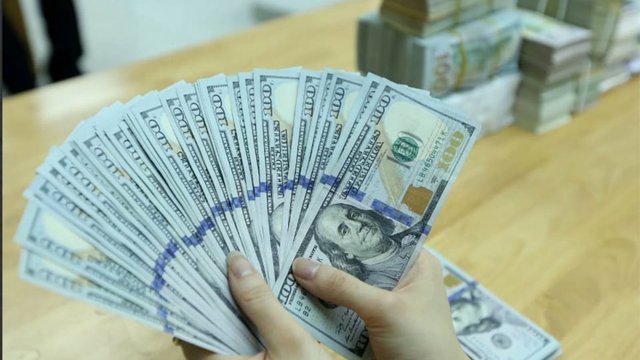 Giá USD tự do tăng vọt, áp sát 27.000 đồng