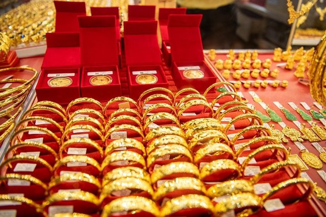 Giá vàng hôm nay 25/6: SJC giữ nguyên, thế giới giảm mạnh